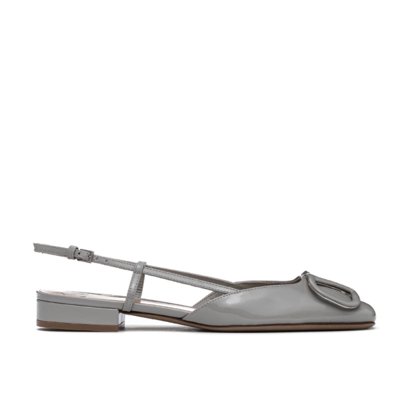 VLogo patent leather sandals